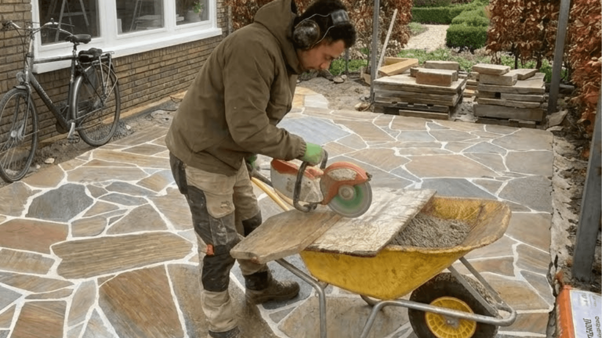 Groen en Geregeld flagstones terras leggen